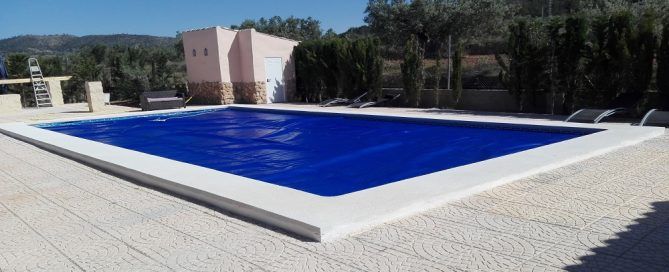 elegir lona para proteger tu piscina
