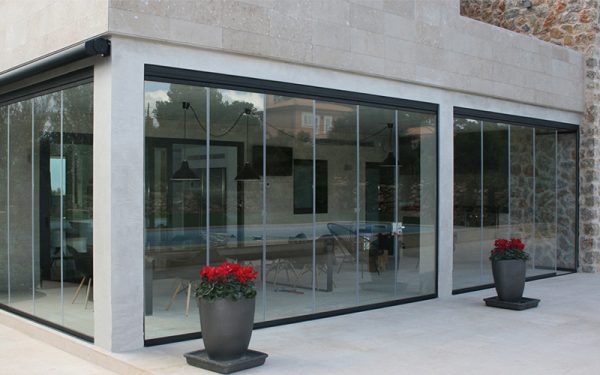 ¿Cortina de cristal o cerramiento fijo? Descubre cuál es la mejor opción