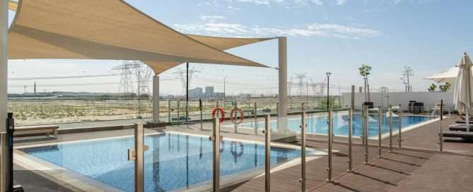 Toldos para cubrir piscinas y evitar la suciedad en el agua