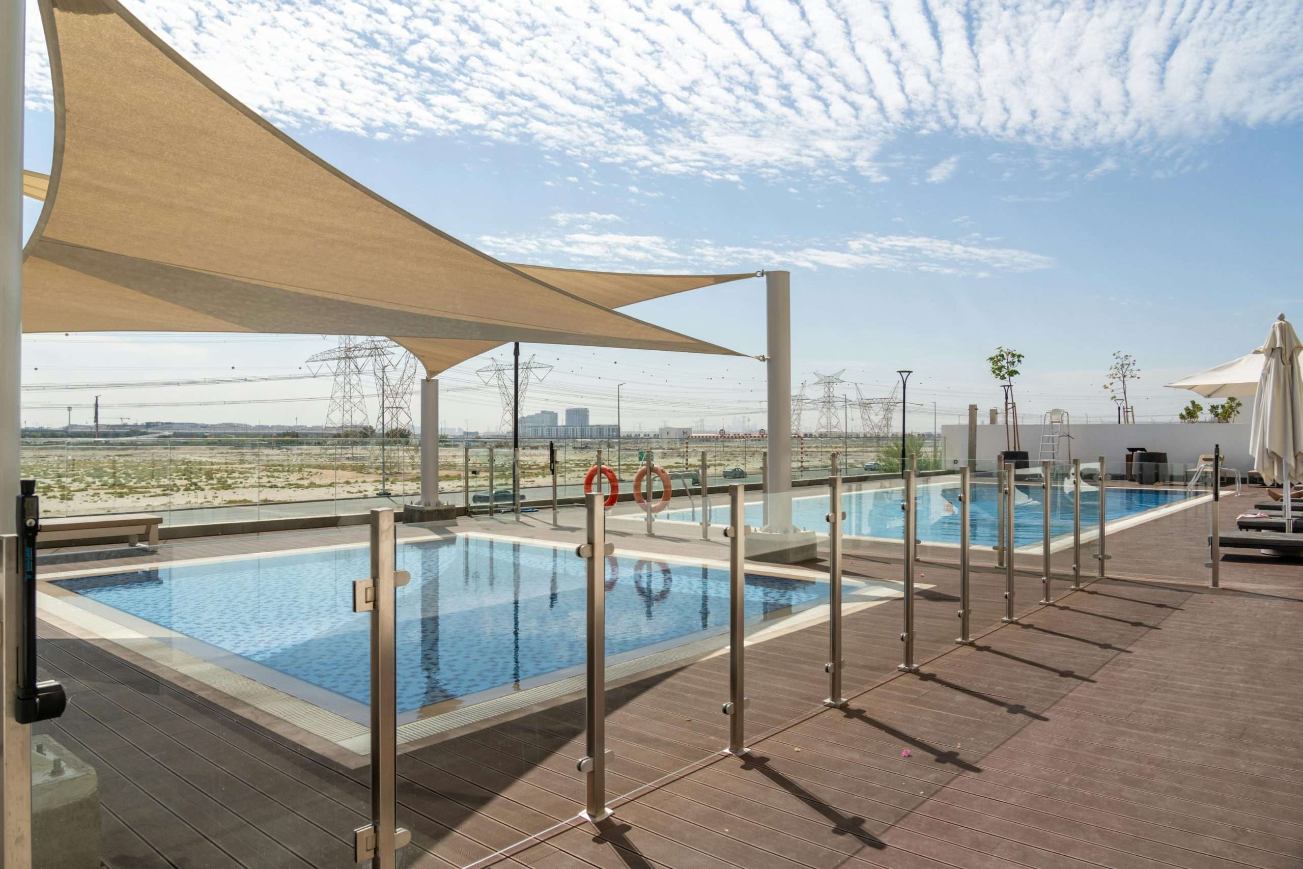 Toldos para cubrir piscinas y evitar la suciedad en el agua